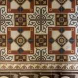 I pavimenti sono originali, con colorati decori geometrici...
